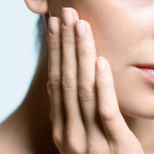 Load image into Gallery viewer, Clé de Peau Beauté Radiant Multi Repair Oil